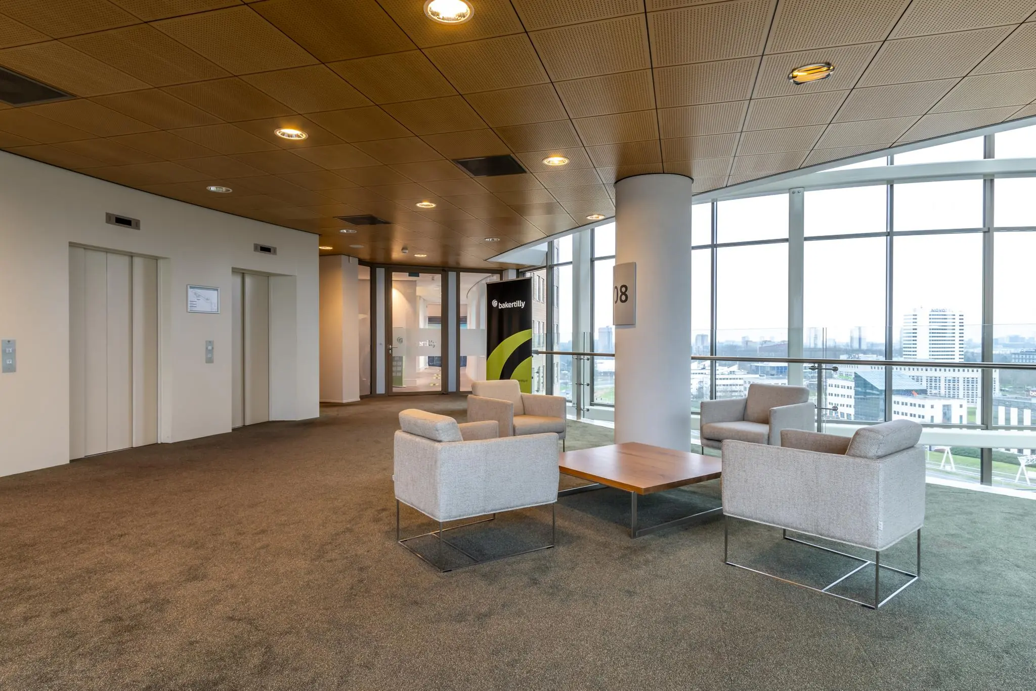 Wachtruimte met zitgelegenheid en liften in een modern kantoorgebouw aan de Fascinatio Boulevard.